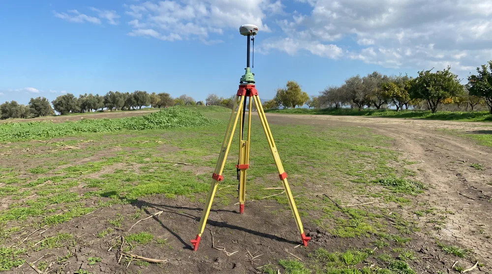 Equipo GNSS sobre trípode para topografía tradicional